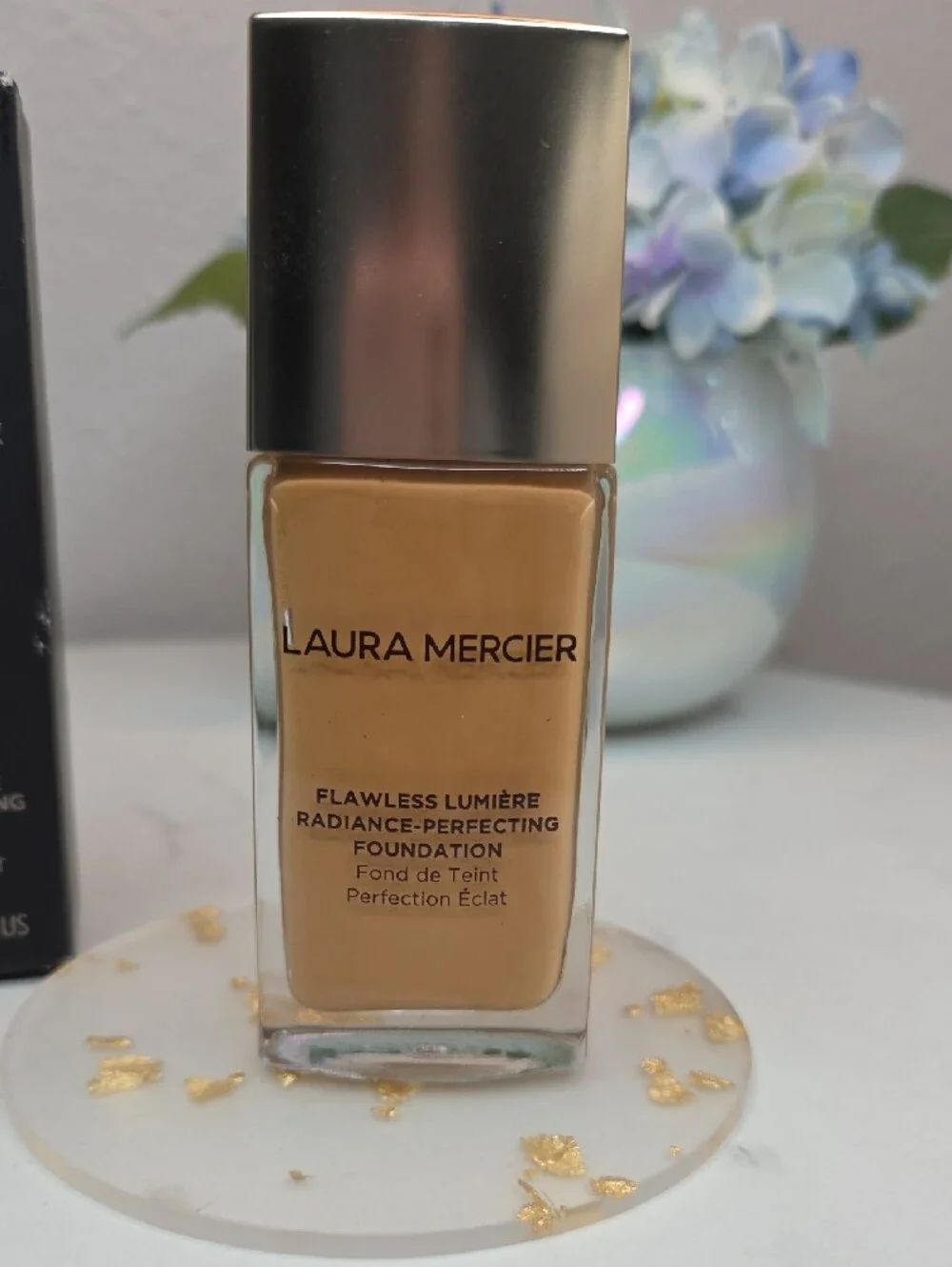 laura mercier Flawless Lumière Radiance-Perfecting Foundation - Warm Beige 2w2